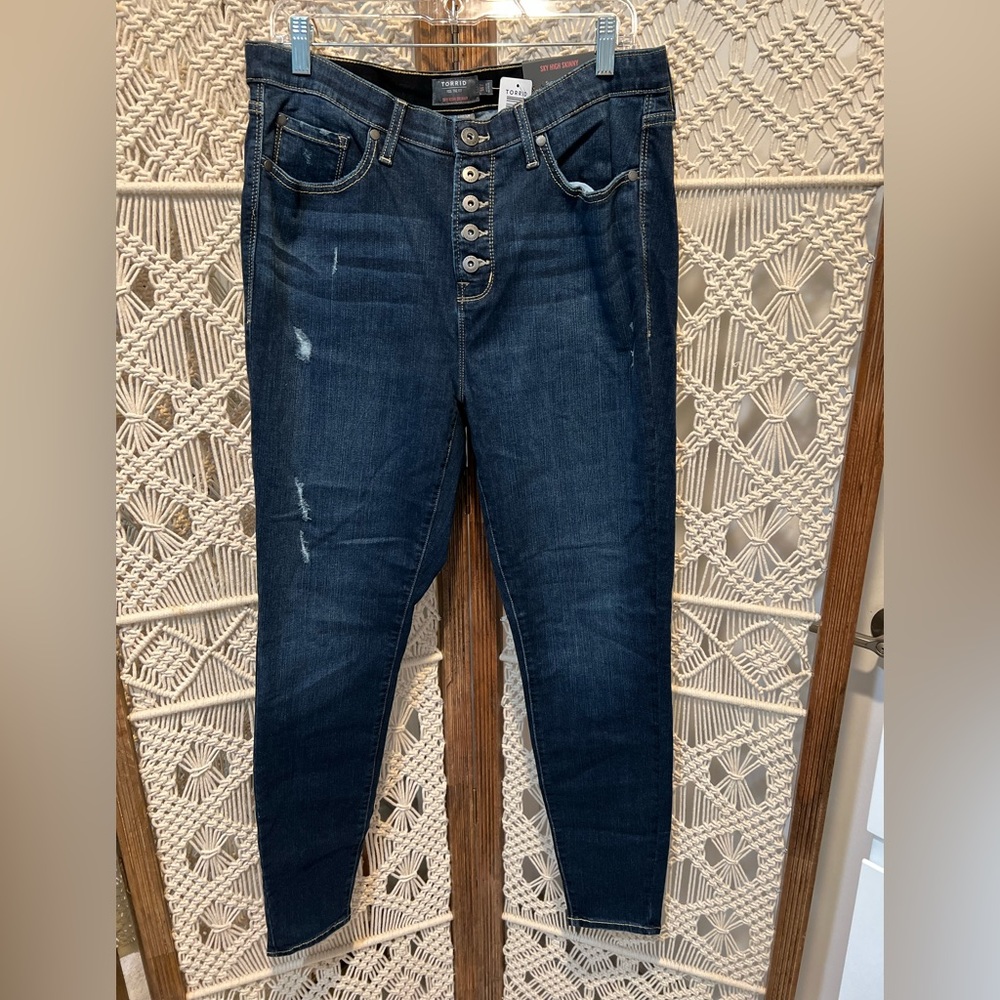 NWT Torrid Sky High Skinny Jeans in a size 16 tall